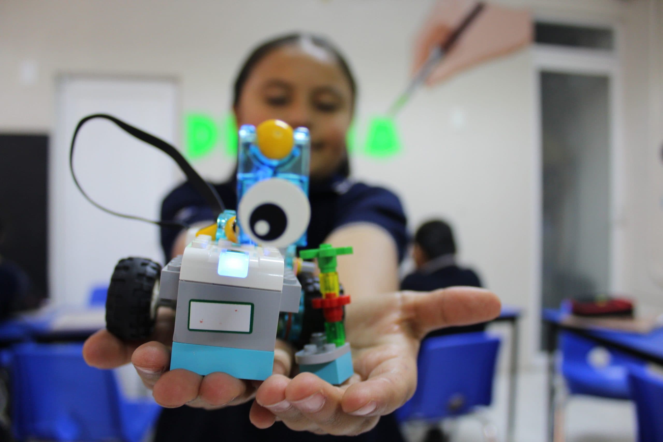 Estudiante de INVENTIA mostrando el robot que construyó