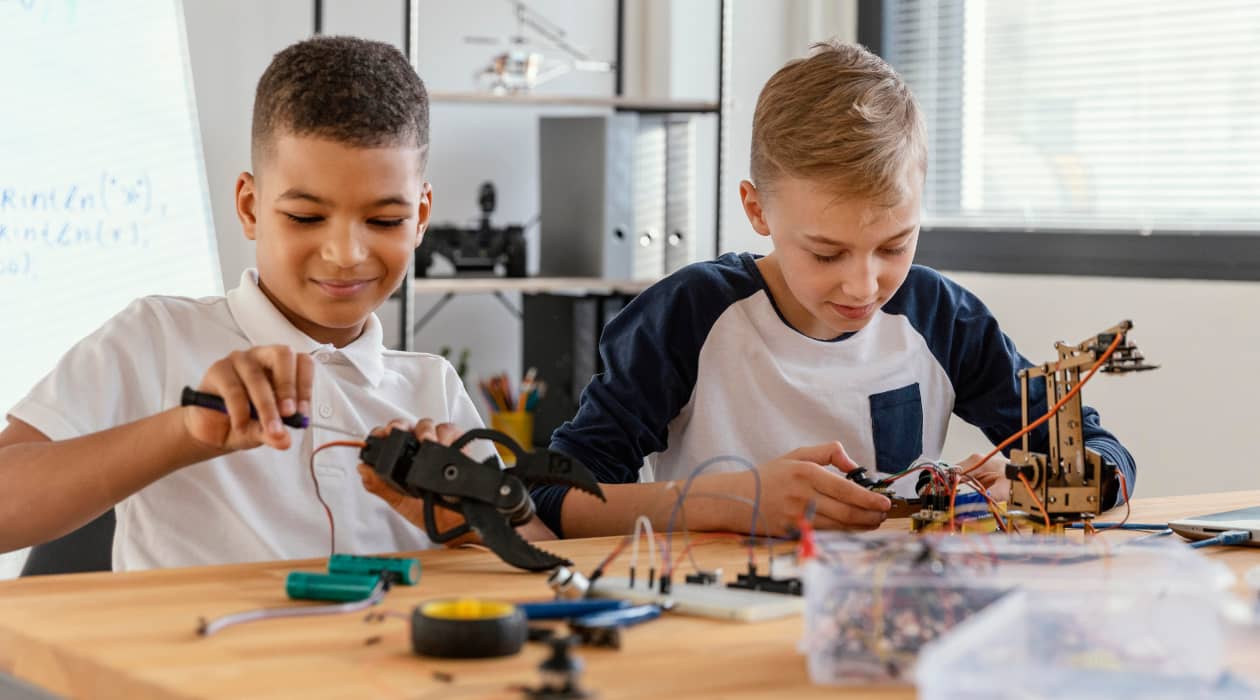Estudiantes trabajando en un proyecto de electrónica