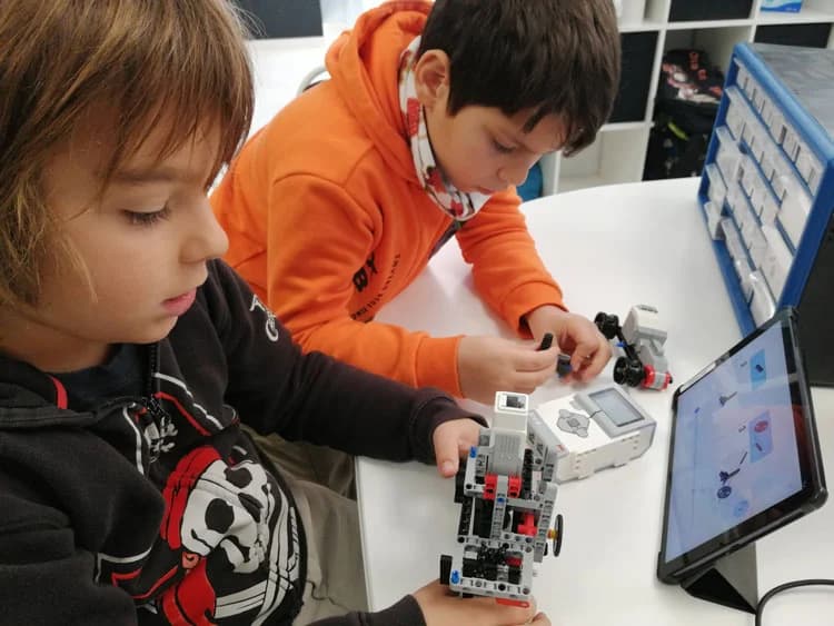 Estudiantes construyendo con kits de robótica educativa